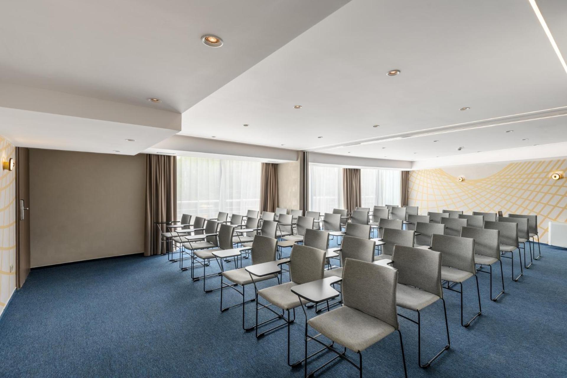 Hotel Kenese Bay Garden & Conference